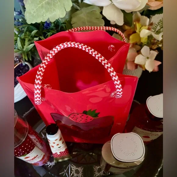 🆕🍓 SALE! BATH & BODY WORKS “STRAWBERRY POUND CAKE” LIMITED EDITION GIFT SET. NEW - Picture 4 of 7